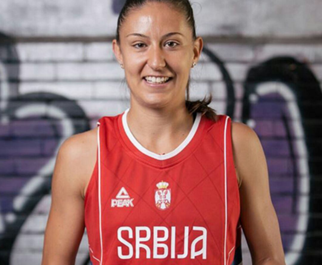Mirjana con la camiseta de la selección serbia