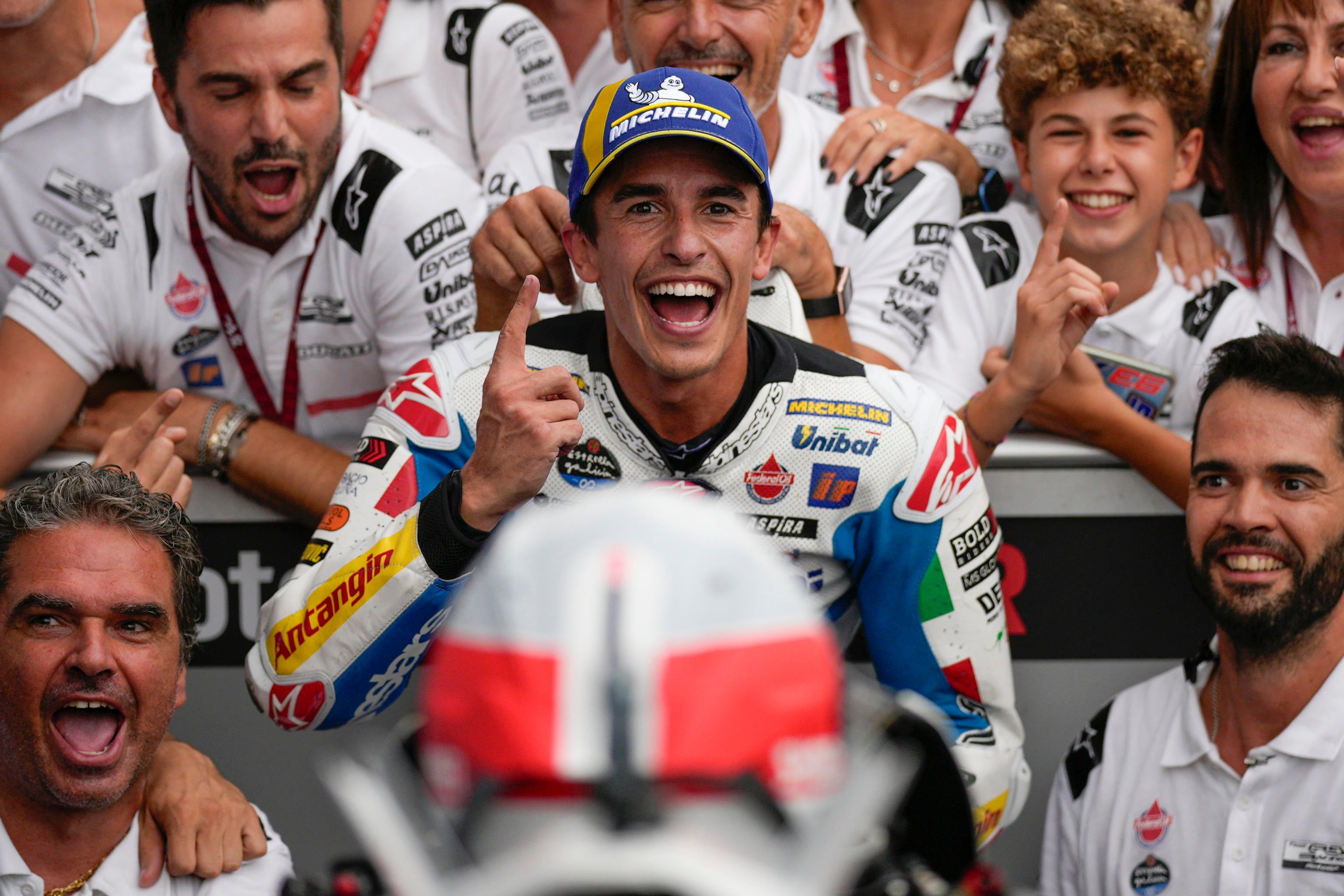 Marc Márquez celebra con sus compañeros la segunda victoria de la temporada