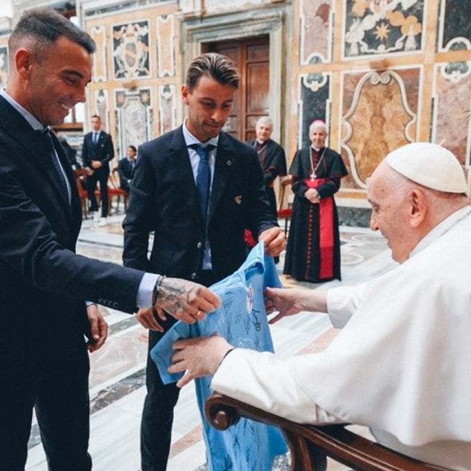 Aspas y Kevin le entregan una camiseta del Celta al Papa