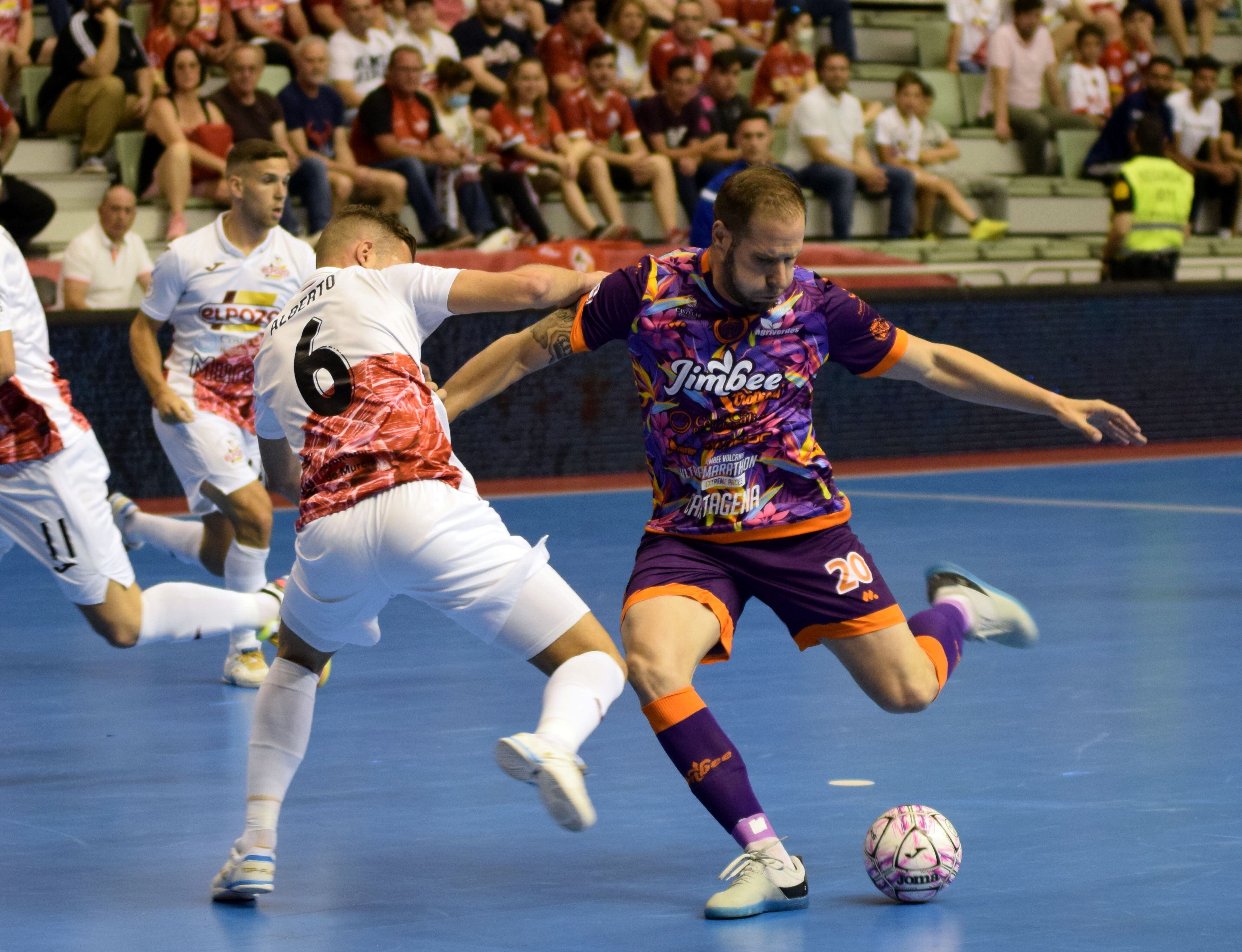 Solano, autor del gol de la victoria, dispara a puerta en un lance del juego