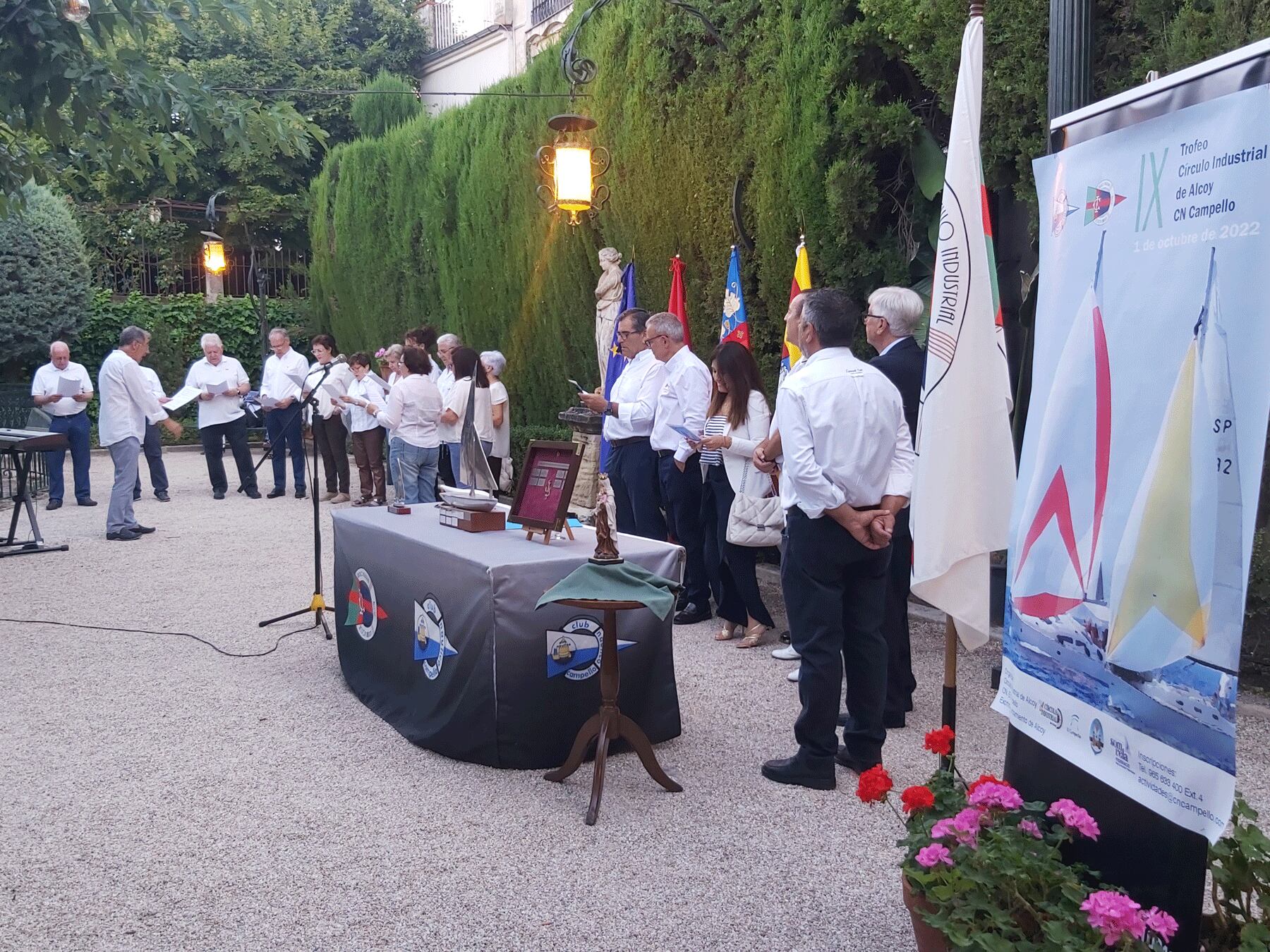 Un instante de la interpretación de la Salve Marinera por el Coro del Círculo Industrial acompañada por todos los presentes
