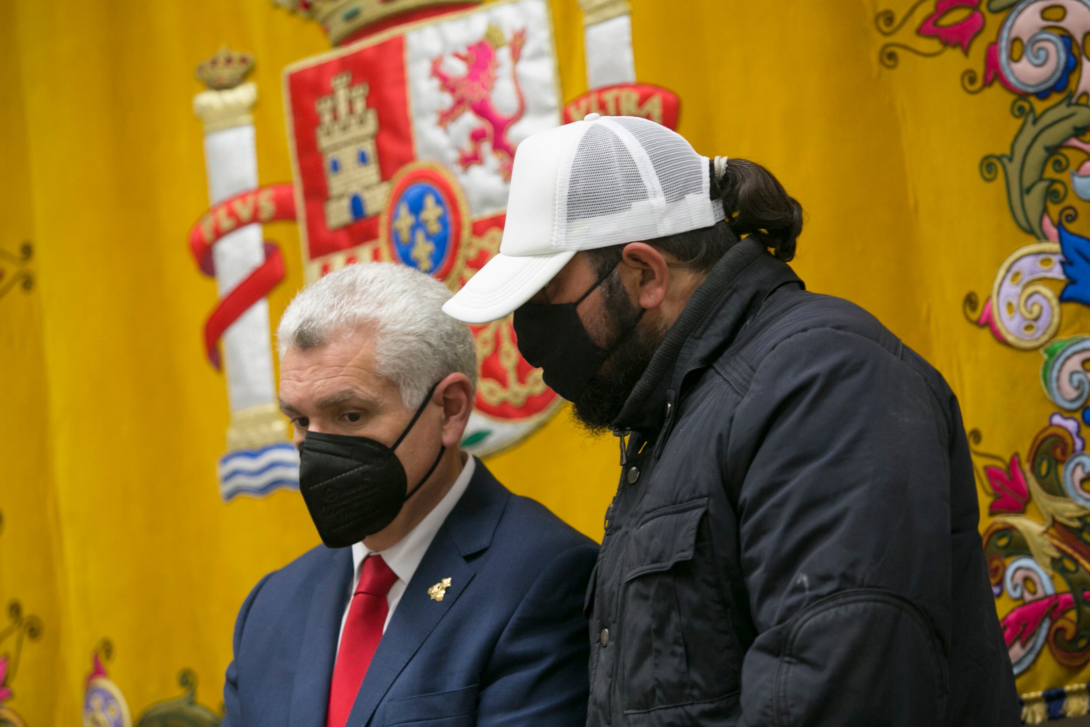 GRAFAND7925. MÁLAGA, 06/04/2022.- El hermano mayor de la cofradía, Ramón Varea (i), este miércoles en Málaga junto a José C.H., un recluso de la cárcel de Archidona (Málaga) condenado por un delito contra la salud pública a dos años de prisión. José C.H. será liberado por la cofradía malagueña de Jesús El Rico el próximo Miércoles Santo en una tradición que data de hace 271 años y que se repetirá tras el indulto aprobado por el Consejo de Ministros. EFE/ Álvaro Cabrera