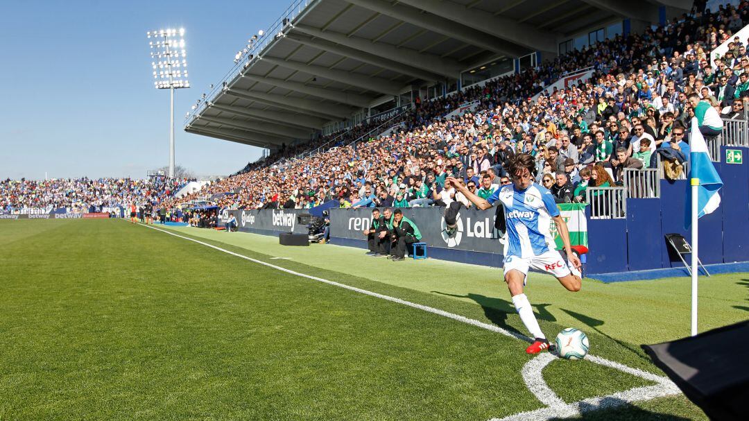 Bryan Gil, entonces en el C.D. Leganes, lanza un corner en el partido que disputaron en Butarque los pepineros frente al Real Betis B. en febrero de 2020.