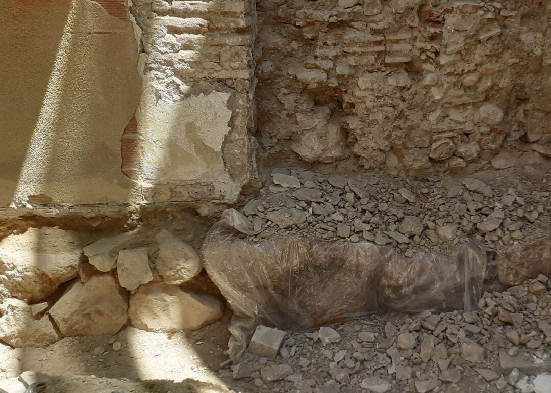 Base de la muralla descubierta en Oliva 