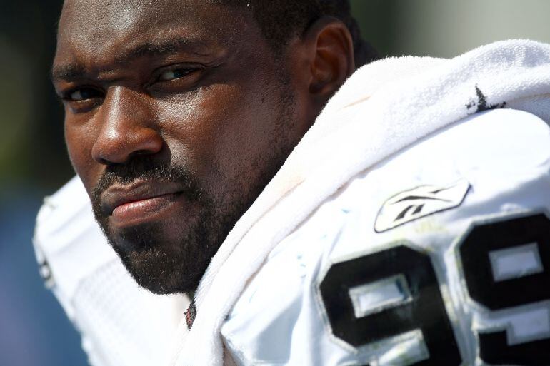 Warren Sapp en un partido de los Oakland Raiders
