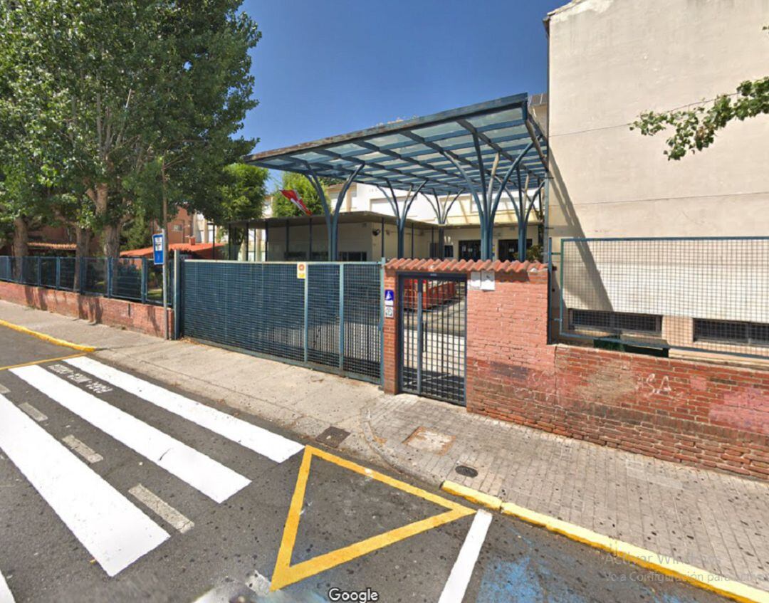 Entrada al Instituto de Enseñanza Secundaria Alonso de Madrigal