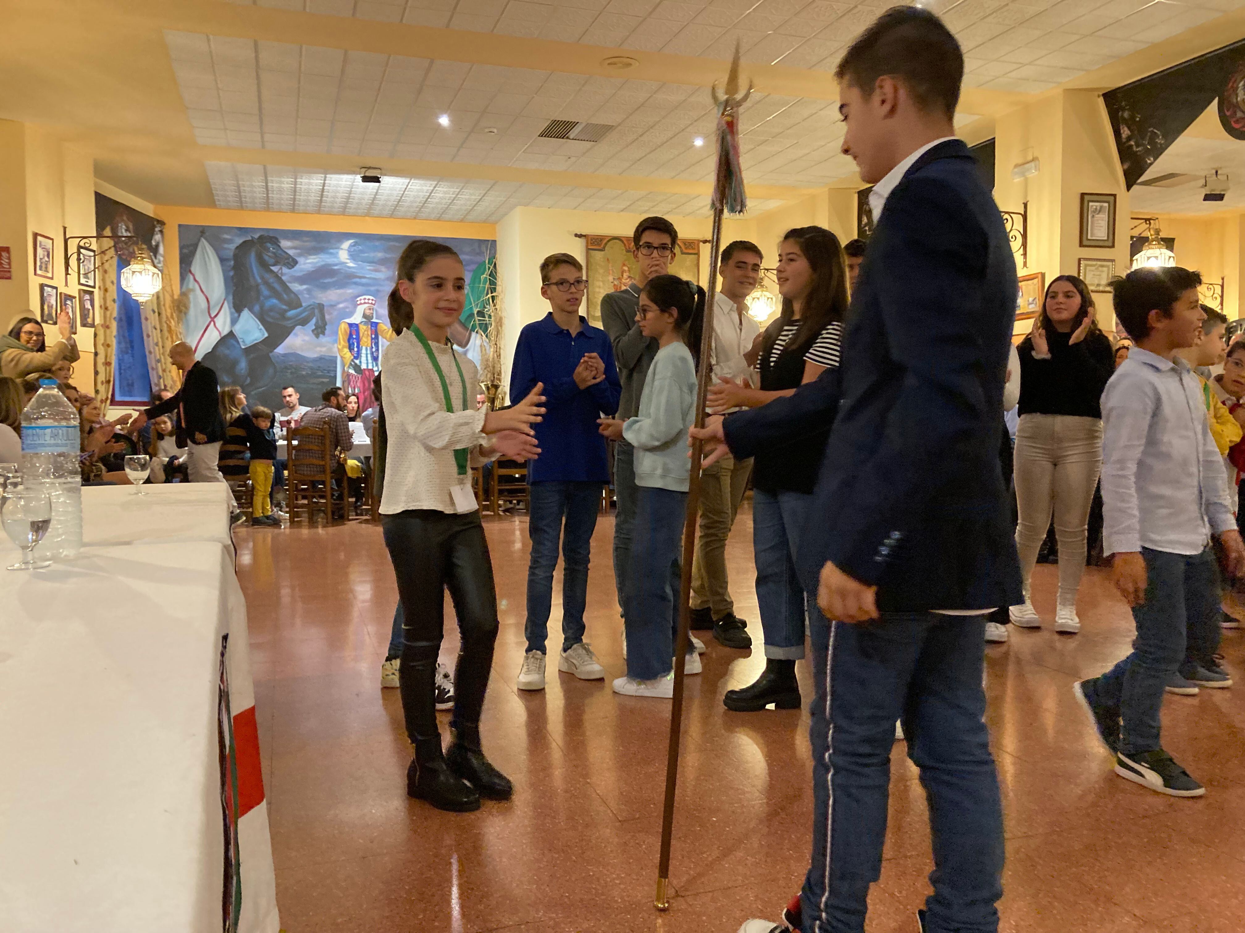 Abril Albero recibe la lanza de Sargento Moro Infantil