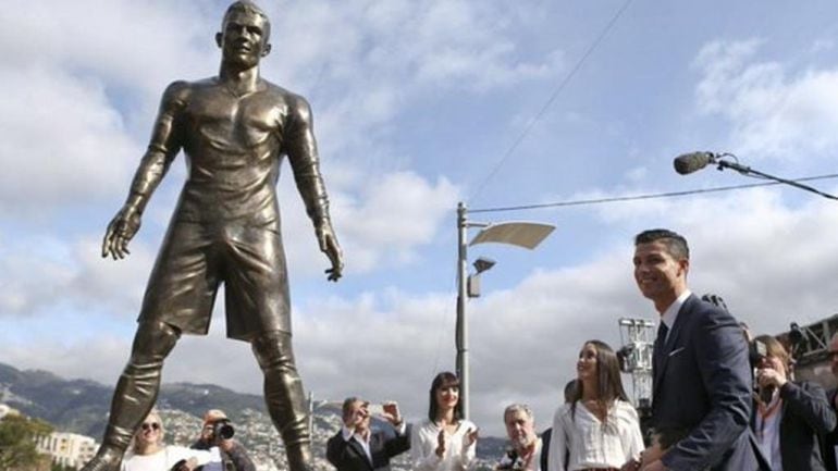 Cristiano con la estatua