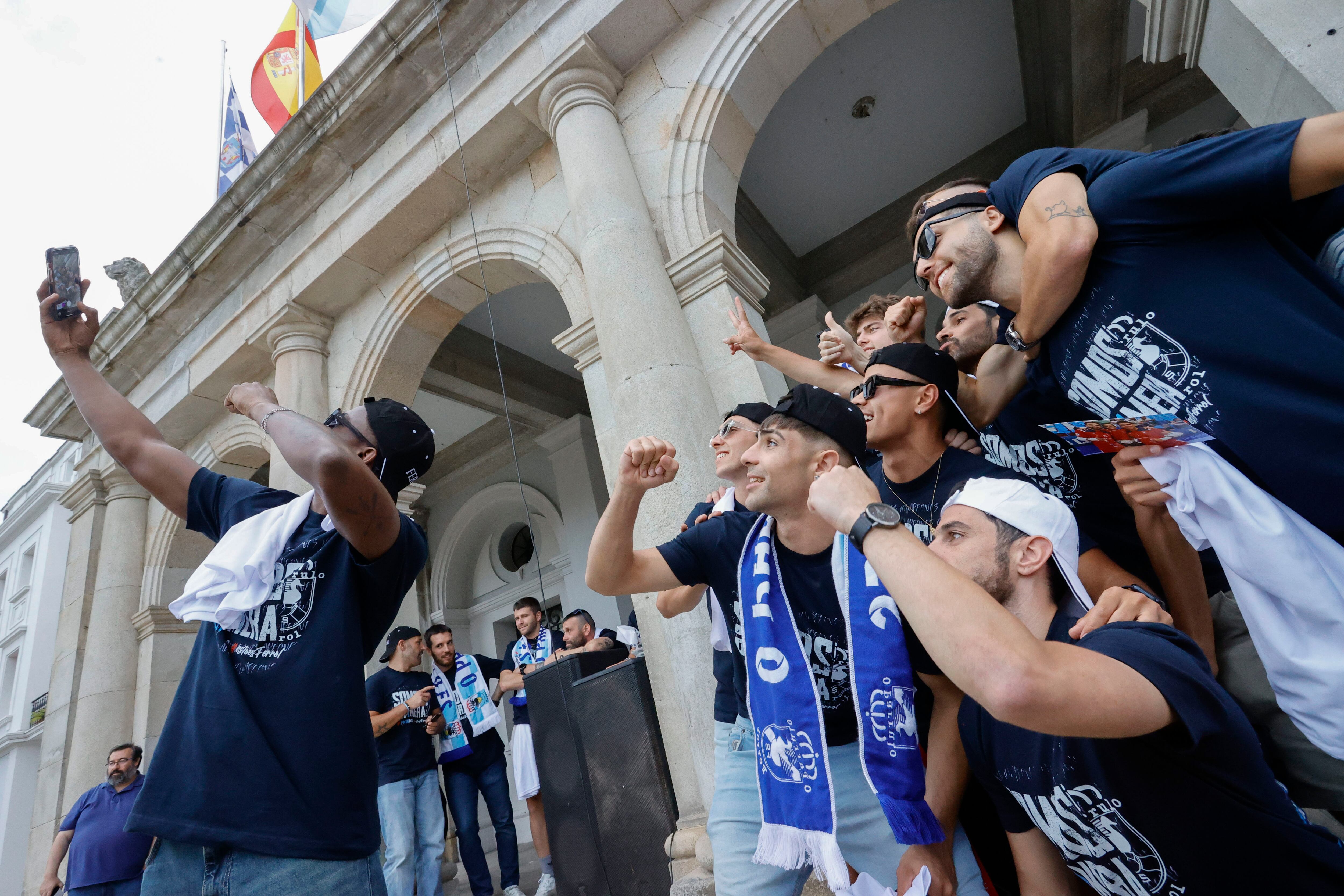 Los jugadores de O Parrulo, celebrando su regreso a la Primera División de fútbol sala (foto: Kiko Delgado / EFE)
