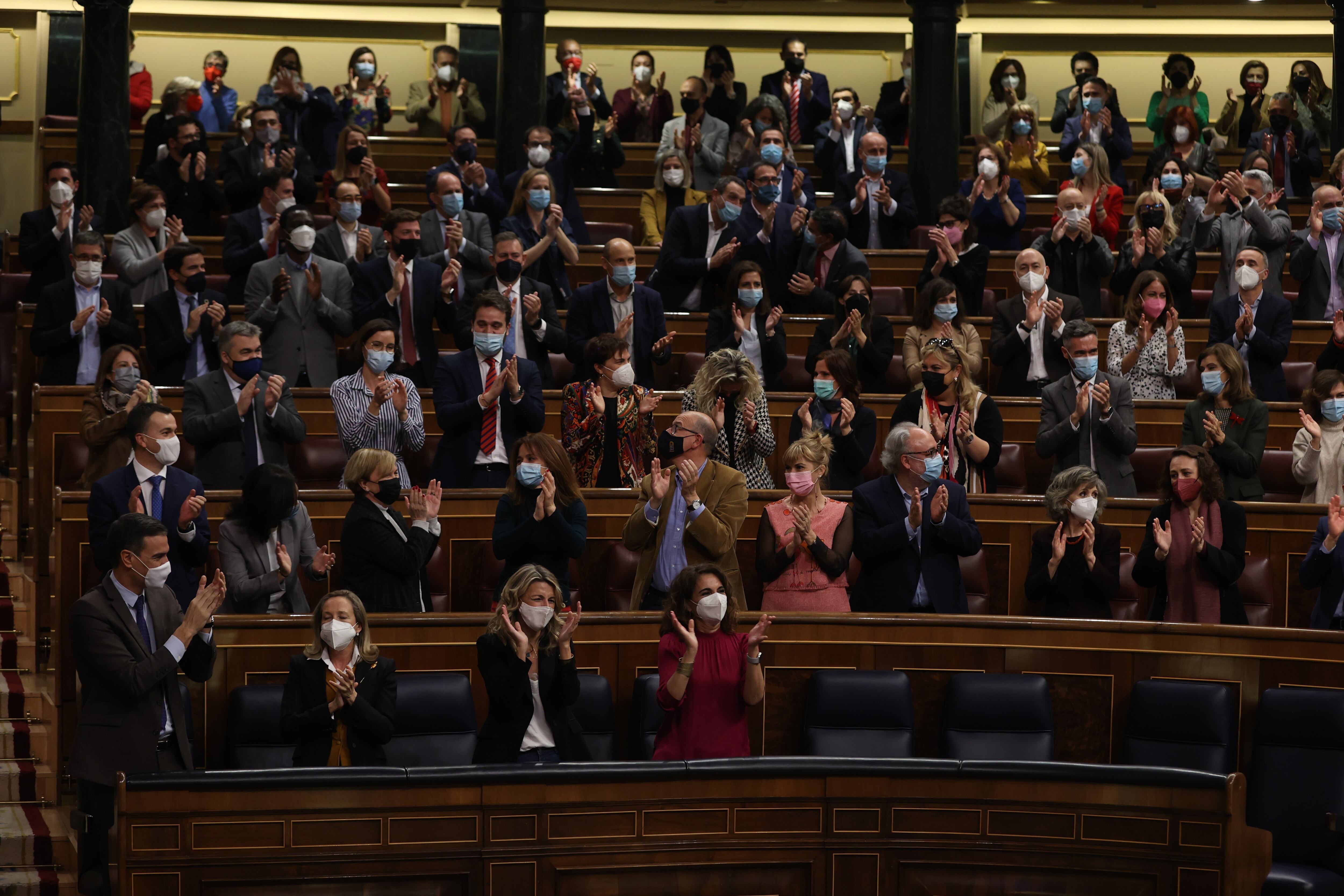 MADRID, 03/02/2022.-  El presidente del Gobierno, Pedro Sánchez (i), la vicepresidenta primera Nadia Calviño (2i), la vicepresidenta y ministra de Trabajo, Yolanda Díaz (3i), y la ministra de Hacienda María Jesús Montero (4i), aplauden después de que el pleno del Congreso de los Diputados votara a favor de la convalidación de la reforma laboral pactada por el Gobierno con los agentes sociales, este jueves en Madrid. EFE/Kiko Huesca
