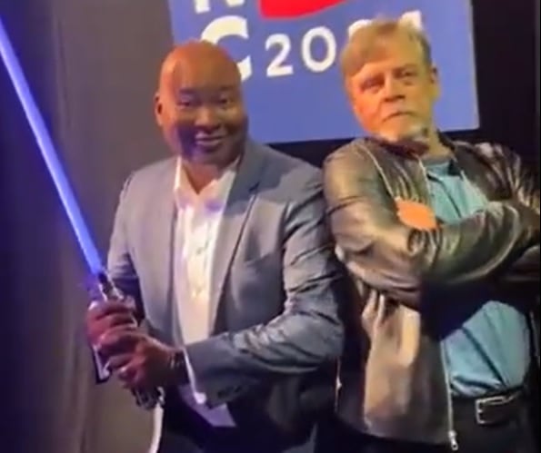 El actor Mark Hamill junto a Jaime Harrison, presidente de partido de Partido Demócrata