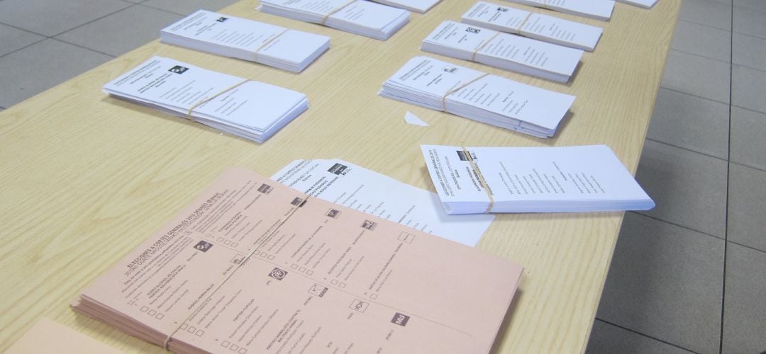 Una mesa electoral con las diferentes papeletas