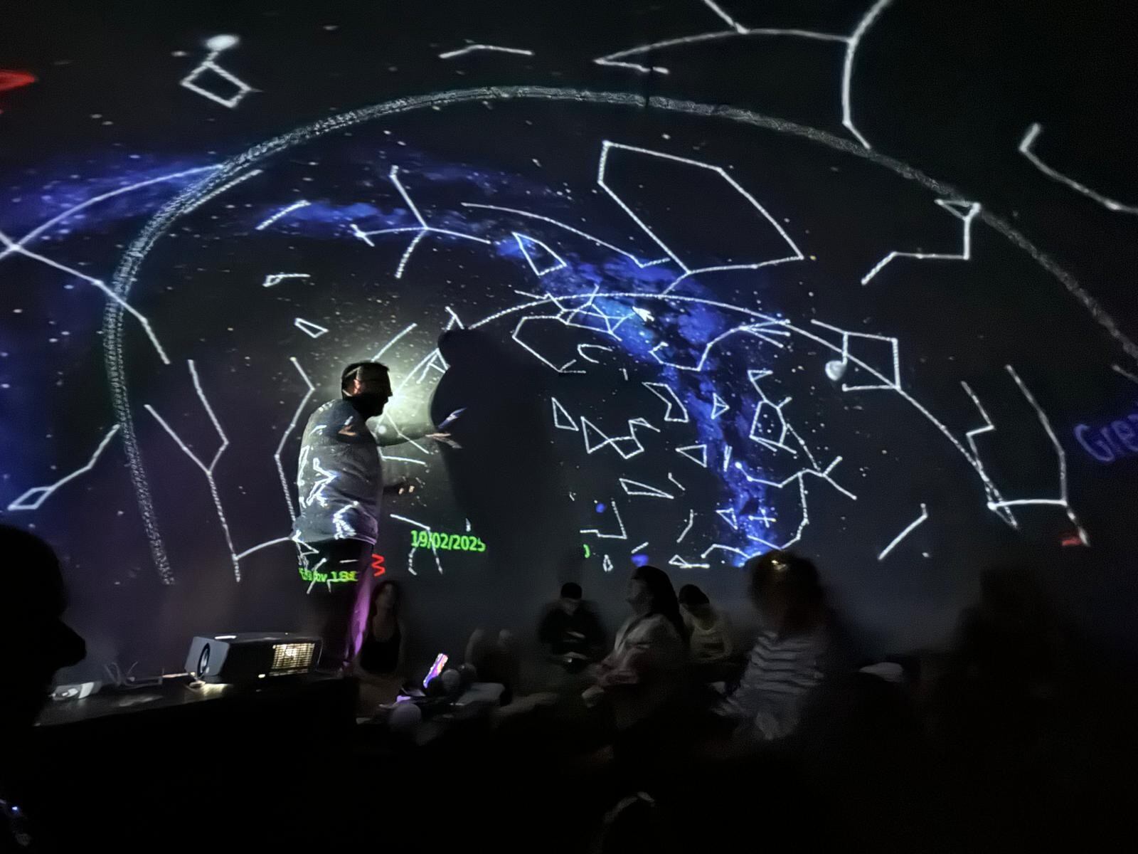 Simulación astronómica en el planetario portátil en INTUR