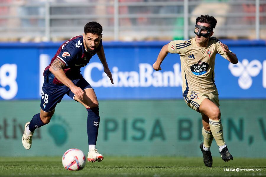 Aitor Buñuel busca a un rival durante el Eibar-Racing de Ipurua (foto: LaLiga Hypermotion)