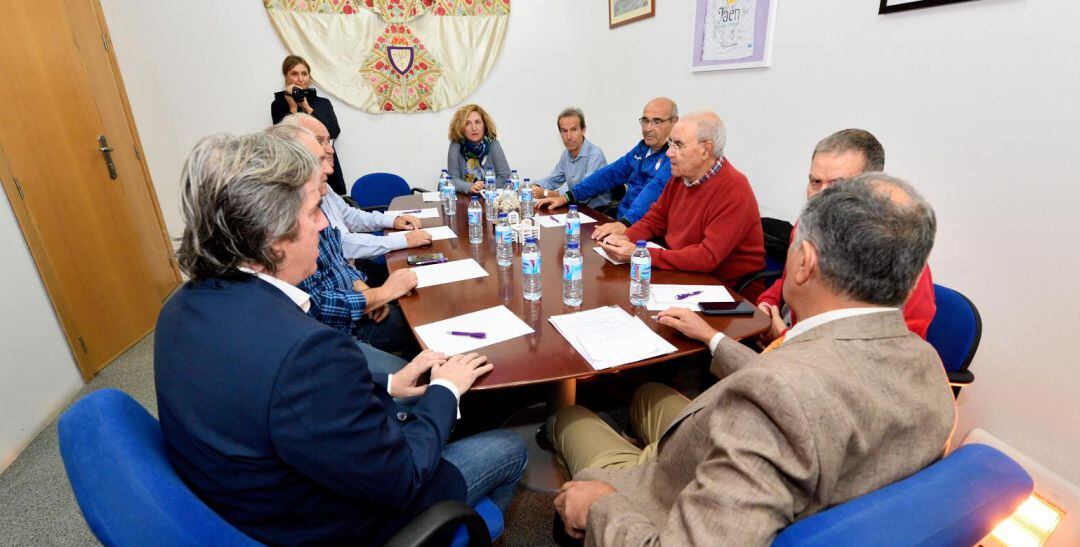 Reunión de los representantes del Real Jaén, Andrés Rodríguez y Tomás Membrado, con miembros de la Federación de Peñas del club. 