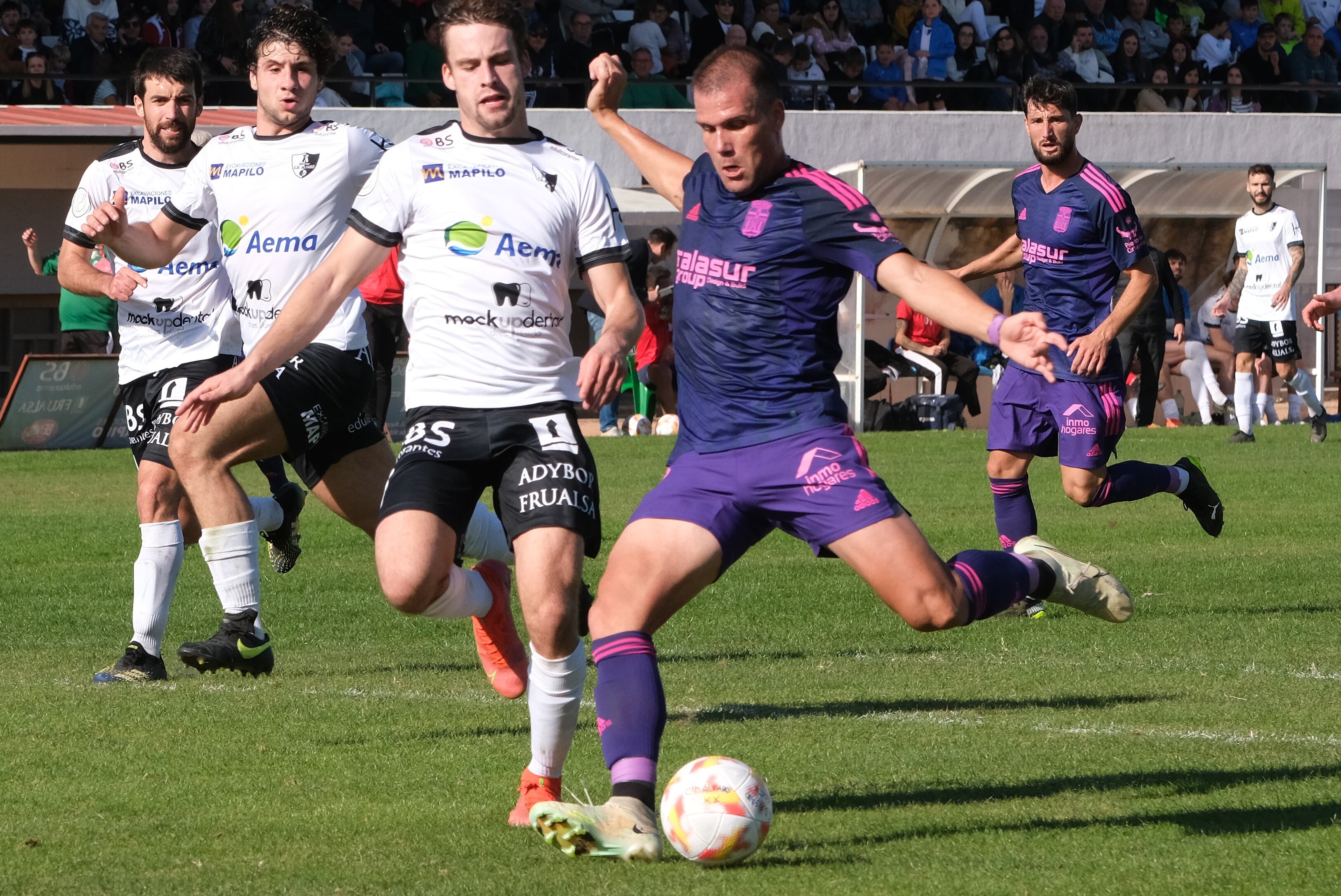 Ortuño dispara a puerta para anotar el gol que les dio el triunfo a los cartageneros en Alfaro