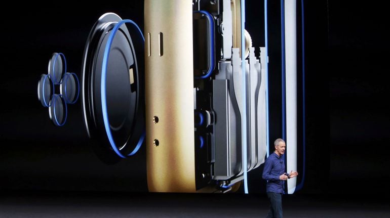 El COO de Apple, Jeff Williams, presenta la resistencia al agua del nuevo Apple Watch 2.