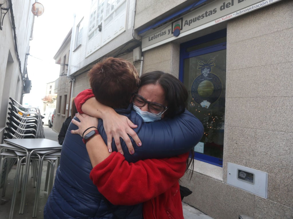 Ganadores de un premio en la Lotería de Navidad celebran su premio.