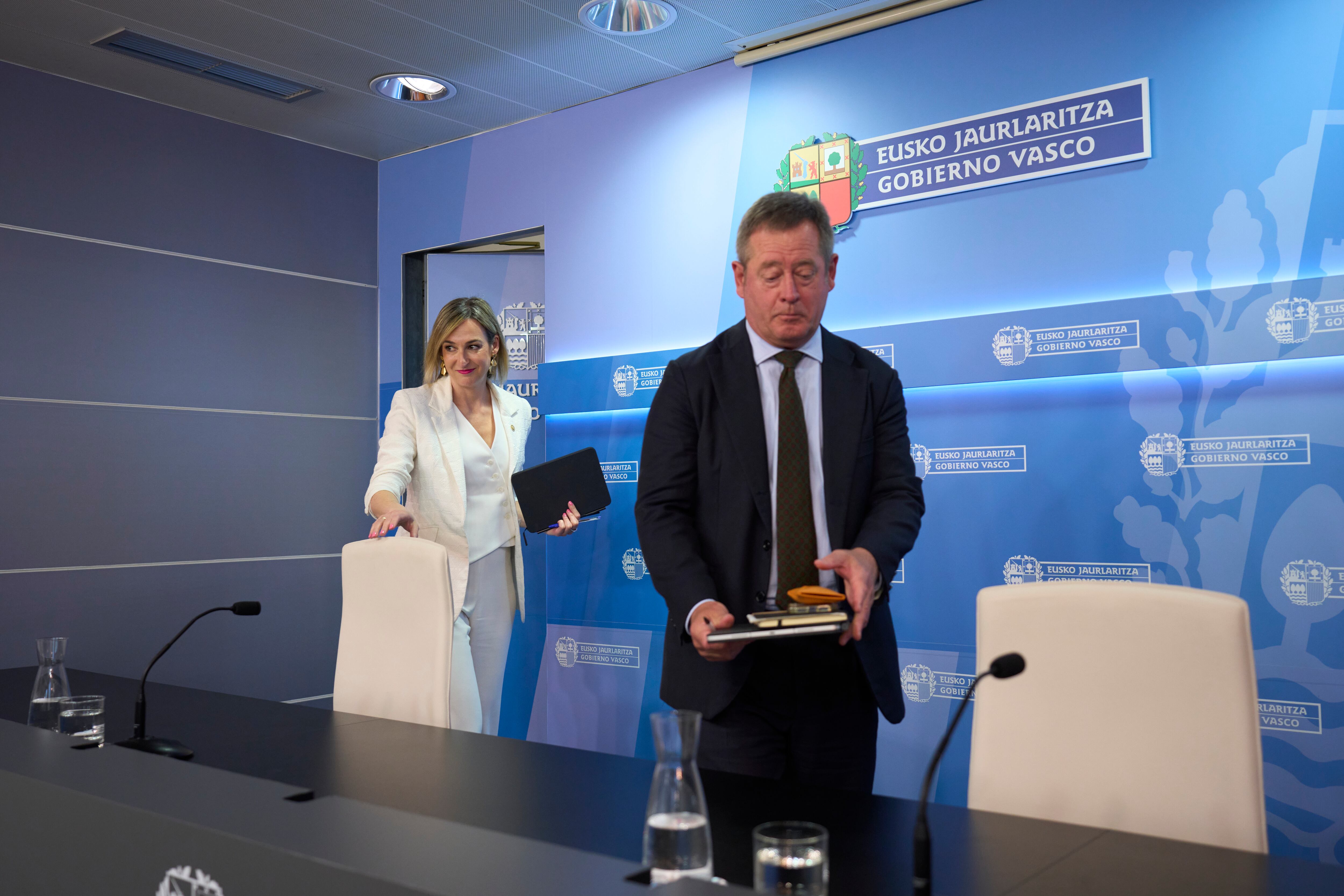 GRAFCAV6637. VITORIA, 29/04/2025.- La portavoz del Gobierno Vasco, María Ubarretxena (i), acompañada del consejero de Seguridad, Bingen Zupiria (d), durante la rueda de prensa que han celebrado este martes en Vitoria tras la reunión del Consejo del Gobierno del Lehendakari, Imanol Pradales. EFE/Adrián Ruiz-Hierro