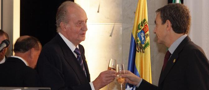 El rey de España, Juan Carlos de Borbón , y el presidente de España, José Luis Rodríguez Zapatero, brindan en  la inauguración de la XXI Cumbre Iberoamericana de Presidentes y Jefes de Gobierno