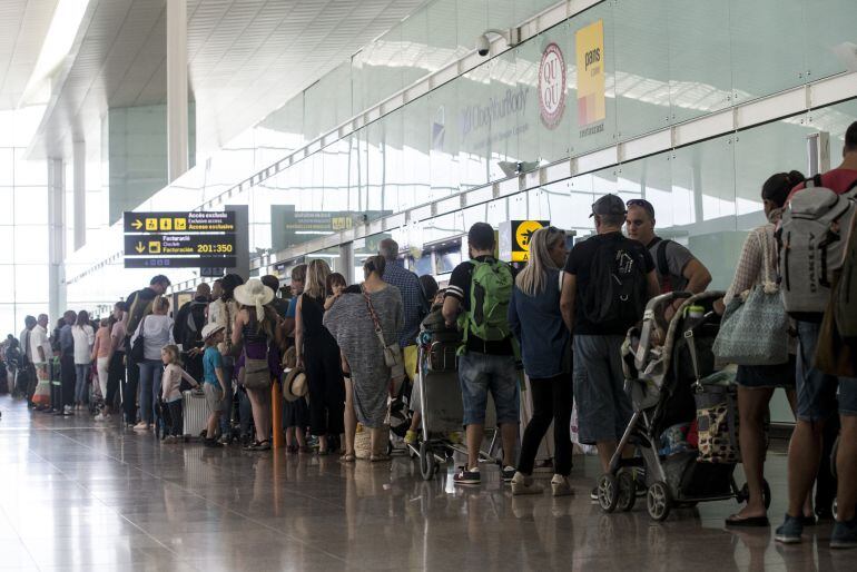 El aeropuerto de Barcelona-El Prat ha vuelto a registrar colas de hasta una hora en los controles de seguridad