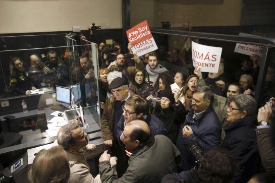 GRA425. MADRID, 11/02/2015.- Parte del medio centenar de personas que se han concentrado esta tarde ante la sede del PSOE en la calle Ferraz de Madrid, consiguen entrar en el vestíbulo de la sede socialista para protestar contra la decisión de la direcció