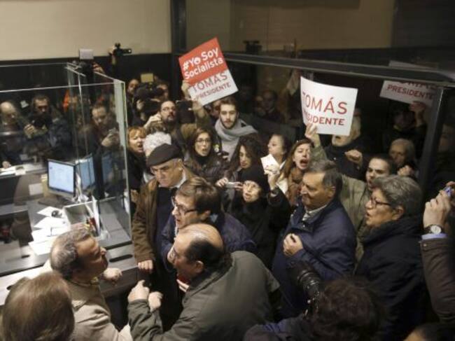 GRA425. MADRID, 11/02/2015.- Parte del medio centenar de personas que se han concentrado esta tarde ante la sede del PSOE en la calle Ferraz de Madrid, consiguen entrar en el vestíbulo de la sede socialista para protestar contra la decisión de la direcció