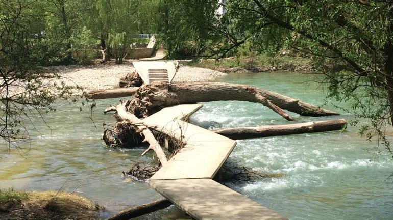 Estado en el que se encuentra la pasarela del Natación sobre el Arga en Pamplona