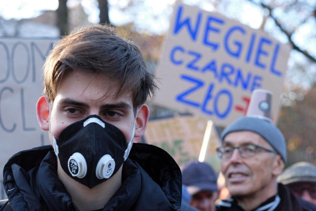 Manifestantes piden a la adopción de medidas urgentes contra el cambio climático en la cumbre del Clima que la ONU está celebrando esta semana en Polonia. 