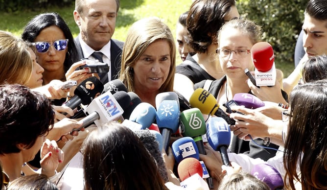 La ministra de Sanidad, Servicios Sociales e Igualdad, Ana Mato, atiende a los medios a su llegada esta mañana al funeral en memoria del sacerdote Miguel Pajares