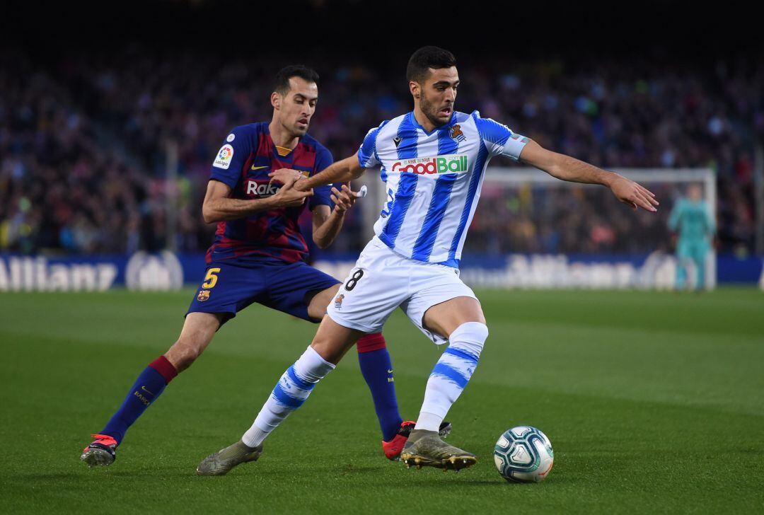 Mikel Merino conduce un balón en el partido contra el Barcelona en el Camp Nou