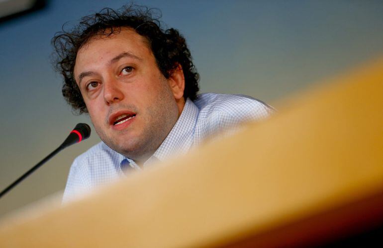 GRA269. MADRID, 02/07/2015.- El concejal del Ayuntamiento de Madrid Guillermo Zapata, durante su comparecencia de prensa tras conocerse la decisión del juez de la Audiencia Nacional Santiago Pedraz, de retirar su imputación por tuits que escribió en 2011 sobre la víctima de ETA Irene Villa. EFE/JuanJo Martin