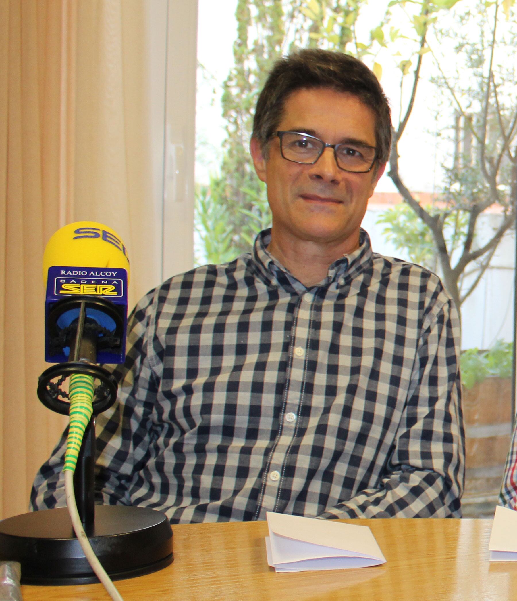 José Pascual, en el estudio central de Radio Alcoy