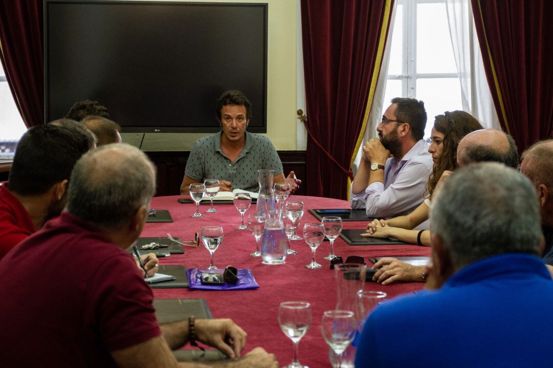 El alcalde de Cádiz, José María González, en la reunión con colectivos de carnavaleros