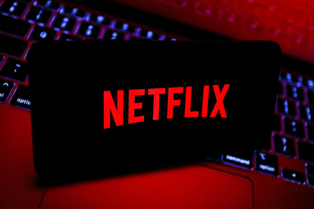 Una ilustración muestra el logo de Netflix.