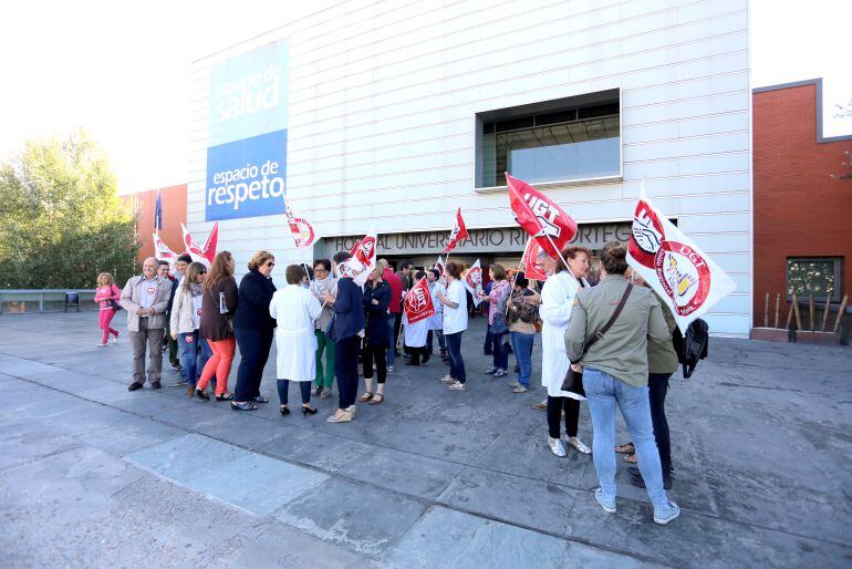 Concentración de sanitarios en el Hospital Rio Hortega