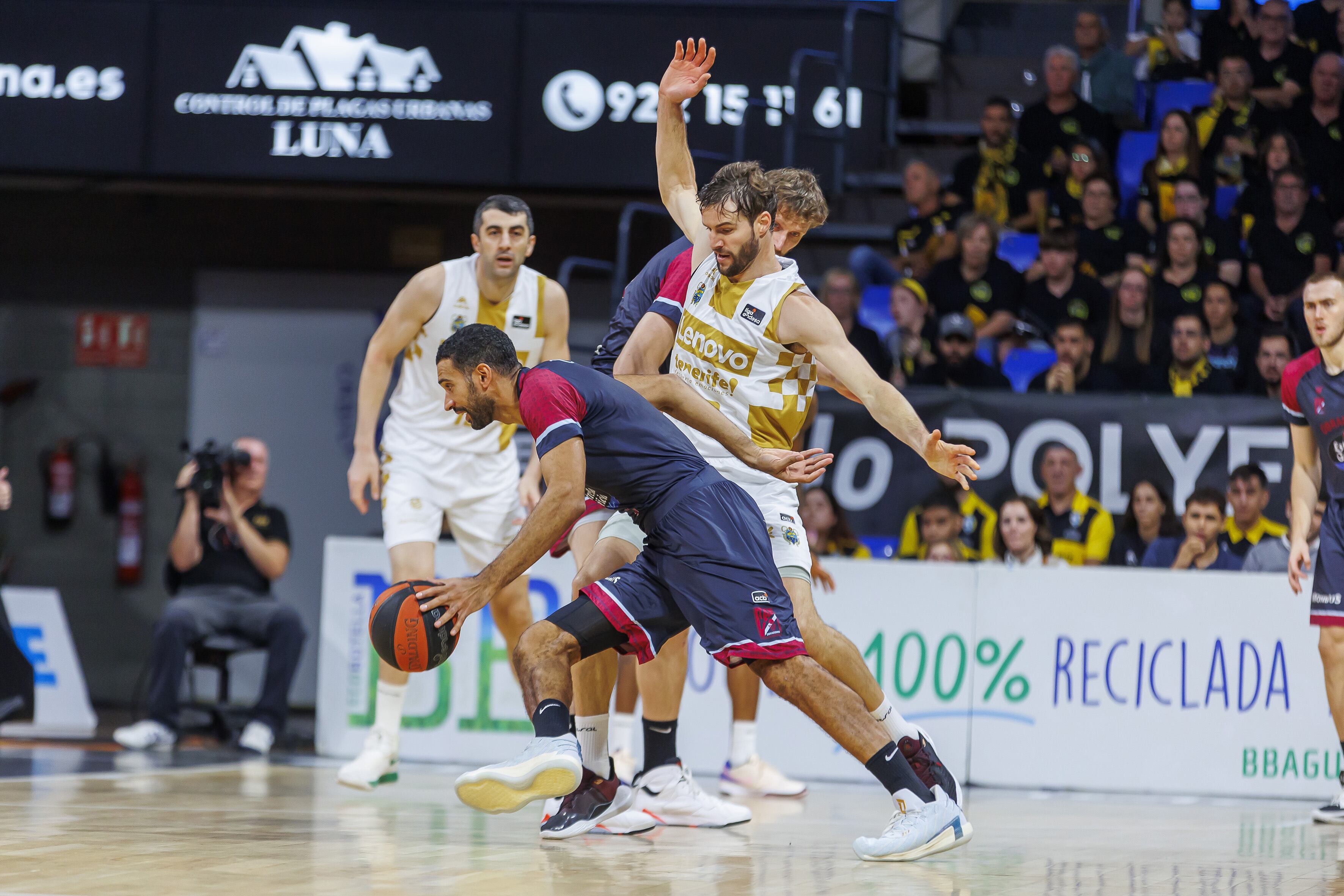 Thomas Scrubb, ante Aaron Doornekamp, fue el mejor del Obradoiro en Tenerife,