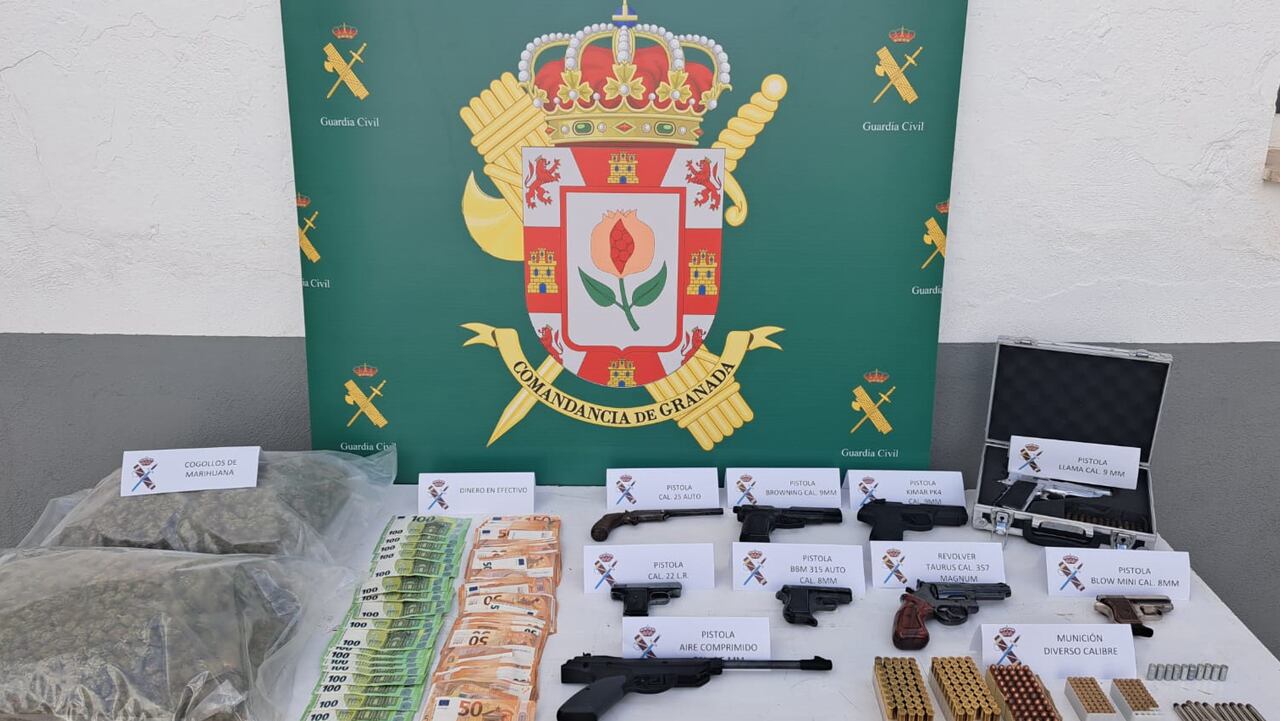 Pequeño arsenal de armas, drogas y dinero en una operación de la Guardia Civil de Granada en Santa Fe