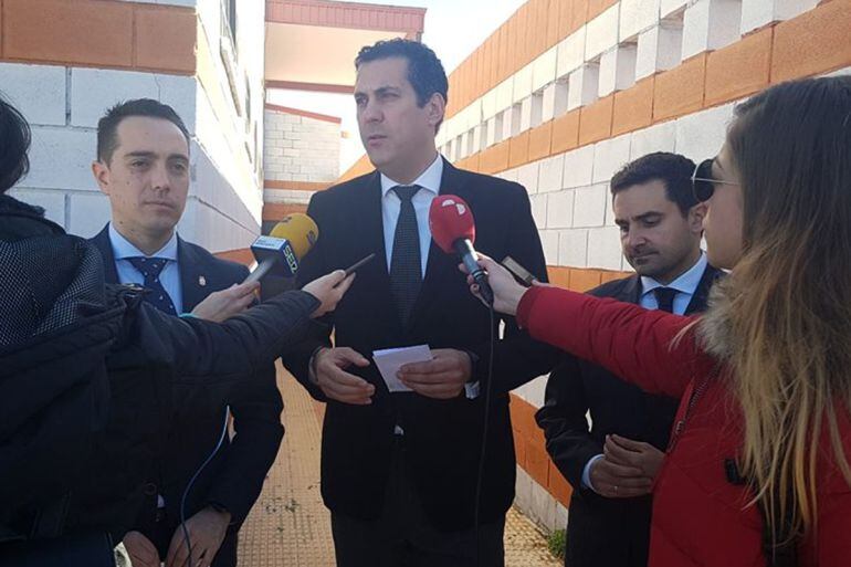 El Delegado Territorial de la Junta de Castilla y León, Alberto Castro, durante su visita a Benavente