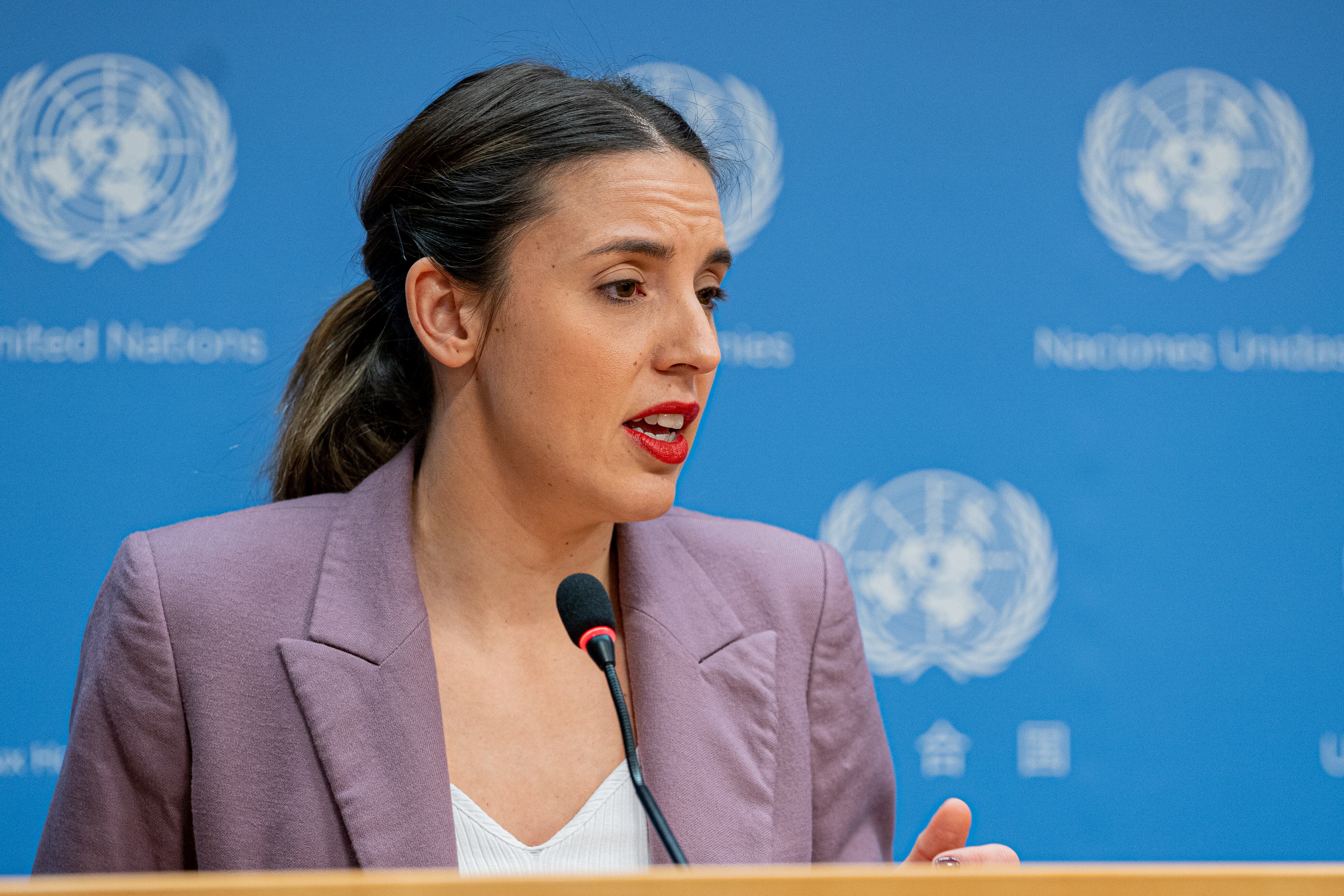 La ministra española de Igualdad, Irene Montero, durante una rueda de prensa en la sede de las Naciones Unidas, en Nueva York