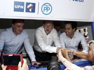 El presidente del Partido Popular y del Gobierno en funciones, Mariano Rajoy (c), junto al presidente de UPN, Javier Esparza (i) y el presidente de la gestora del PPN, Pablo Zalba (d), durante el paseo que han realizado en Tudela.