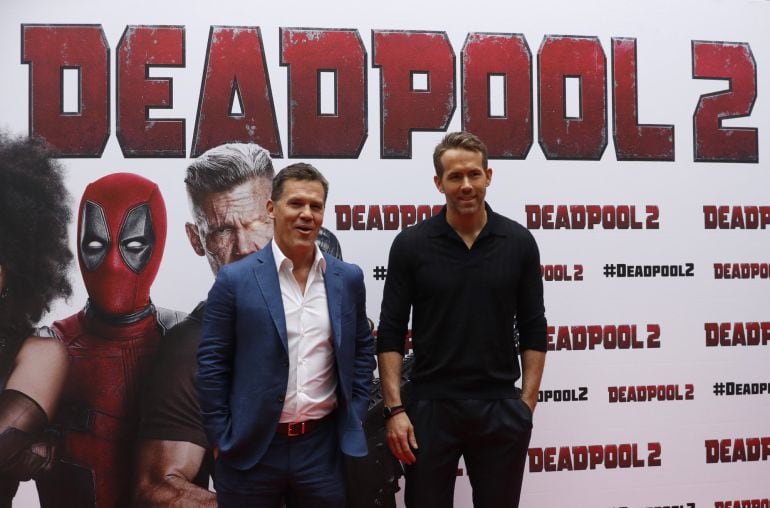 El actor canadiense Ryan Reynolds (d), y el actor estadounidense Josh Brolin, durante el photocall de presentación en España de la película &quot;Deadpool 2&quot;