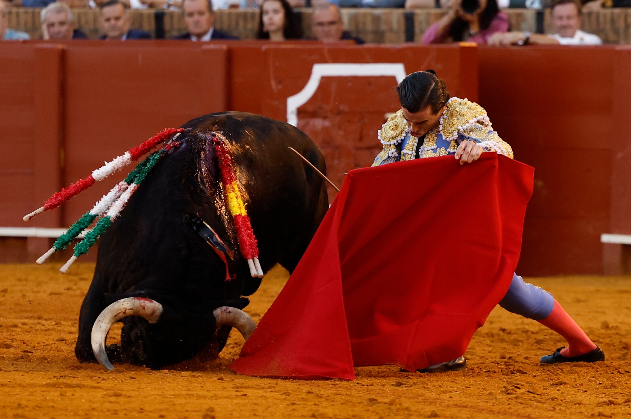 SEVILLA, 26/09/2025.- El diestro Juan Ortega en su faena durante la Feria de San Miguel que se celebra hoy viernes en la plaza de toros La Maestranza de Sevilla. EFE / Julio Muñoz.
