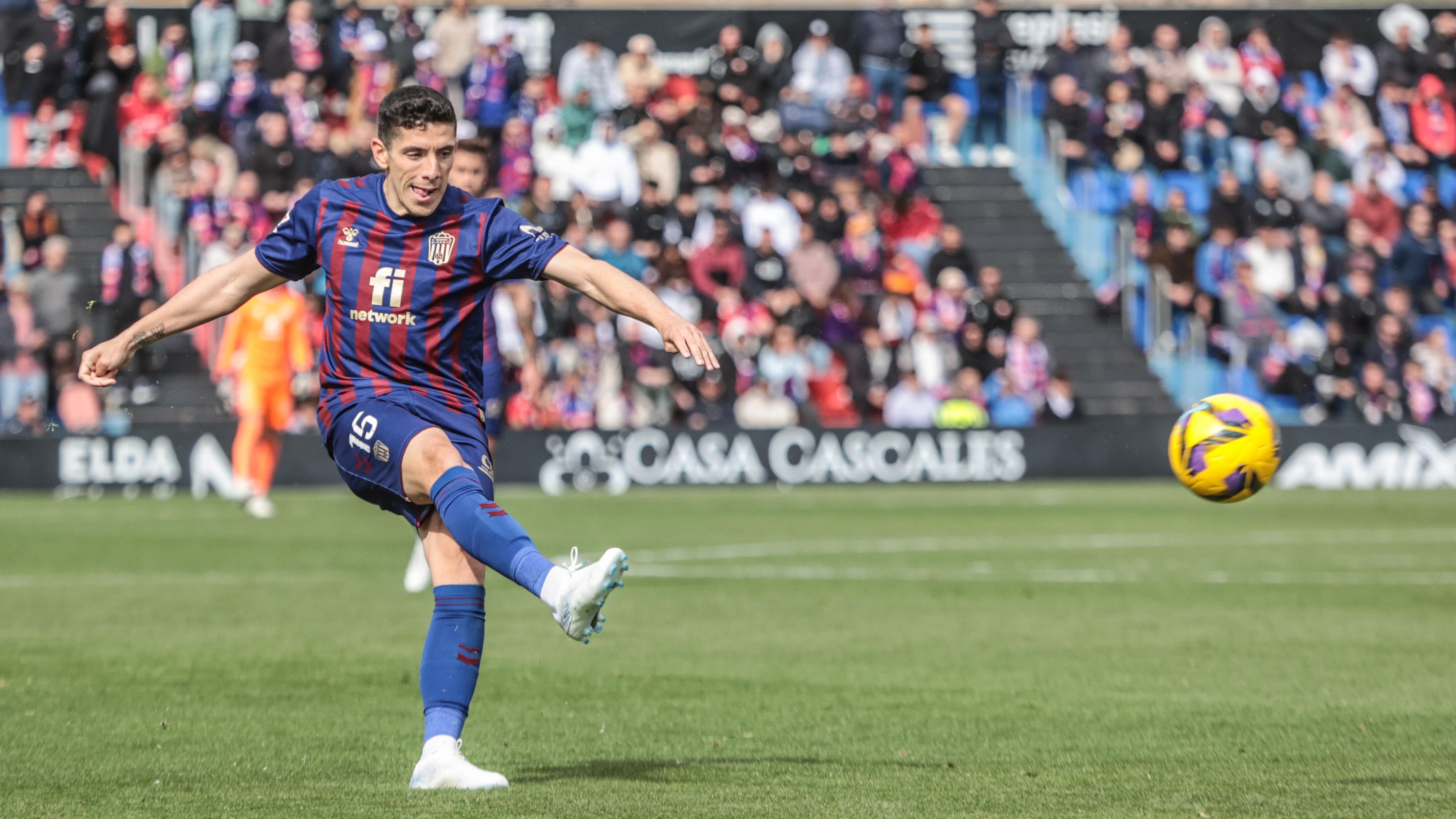 Fran Gámez centrando al área