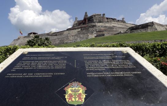 Detalle de una placa inaugurada la semana pasada en Cartagena de Indias por el Príncipe Carlos de Inglaterra para honrar a los soldados de su país que perecieron en un intento de conquistar la ciudad en el siglo XVIII