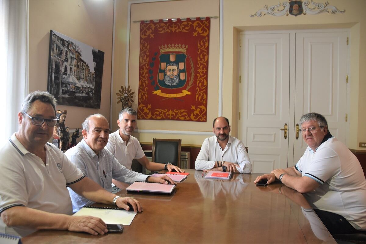 Reunión mantenida entre el Ayuntamiento de Barbastro, la UD Barbastro y la RFEF