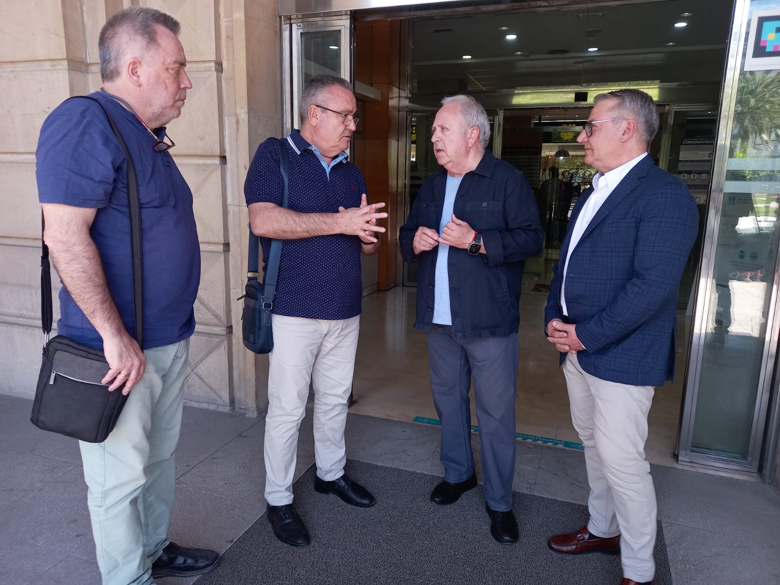 Dirigentes de UGT y CCOO en las puertas de la consejería de Hacienda