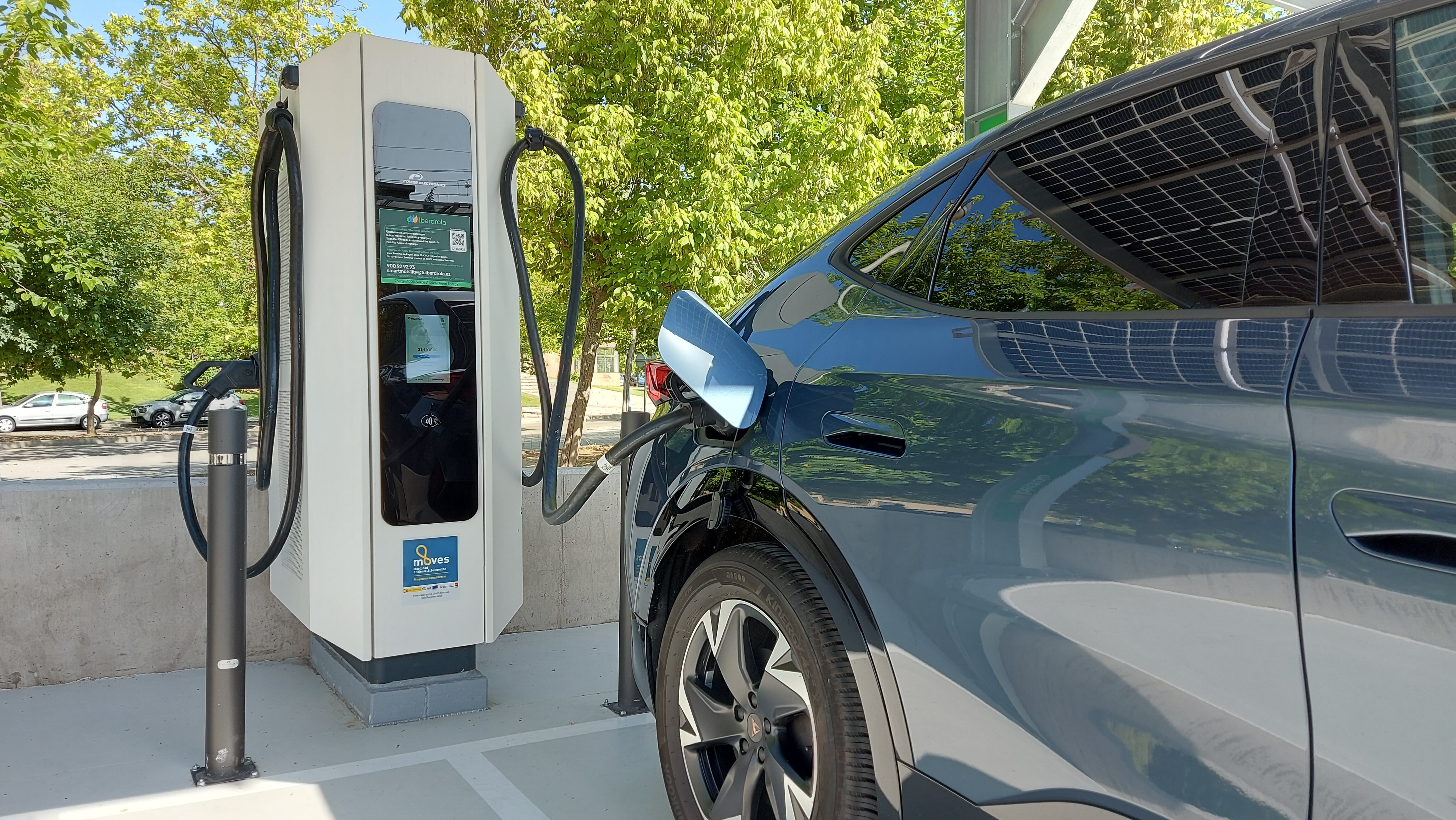 Un coche eléctrico durante su carga