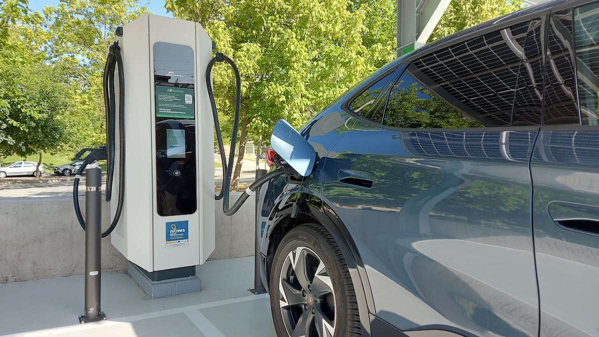 Miguel Ángel García, consejero madrileño de Administración Local, y Miguel Ángel Recuenco, alcalde de Leganés, inauguran una nueva electrolinera