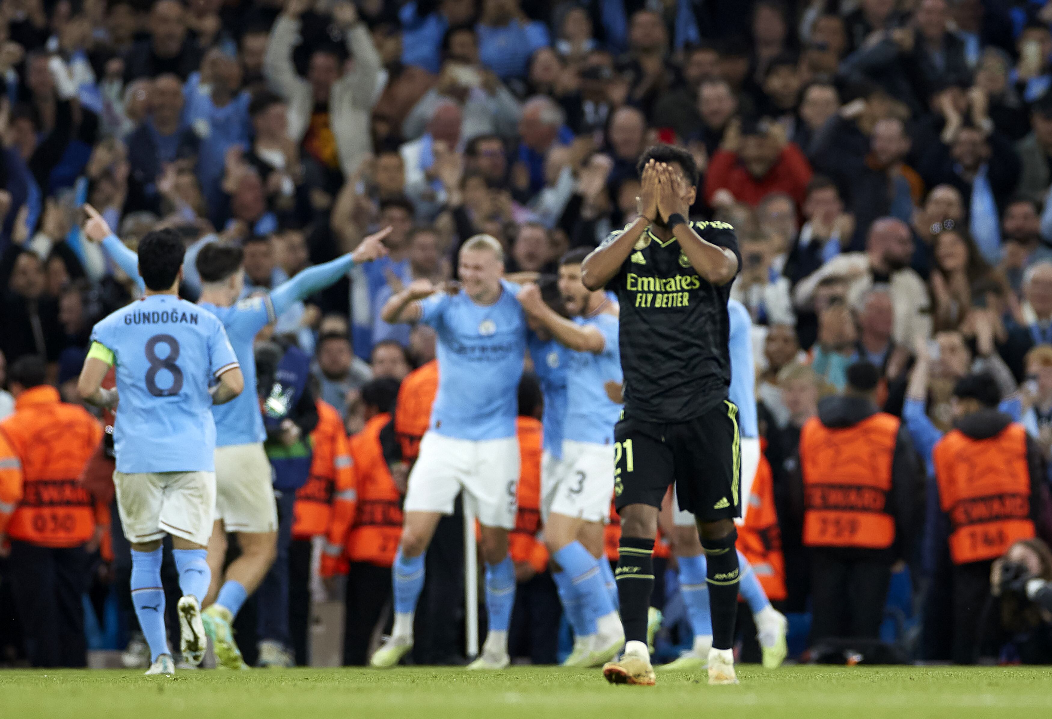 Rodrygo, del Real Madrid, se lamenta mientras los jugadores del Manchester City celebran un gol